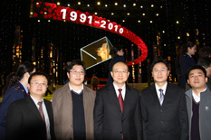 國家質(zhì)檢總局副局長支樹平（右三）在中央電視臺(tái)演播大廳2010年&ldquo;3.15晚會(huì)&rdquo;直播現(xiàn)場與中國質(zhì)量檢驗(yàn)協(xié)會(huì)會(huì)員工作部主任楊曉東（右二）、防偽中心主任王成村（右一）、會(huì)員工作部副主任劉輝（左二）、會(huì)員工作部副主任王劍（左一）等協(xié)會(huì)工作人員代表合影留念