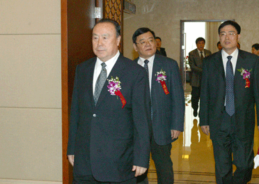 國家質(zhì)檢總局副局長劉平均、總工程師張綱陪同全國政協(xié)副主席白立忱步入會場