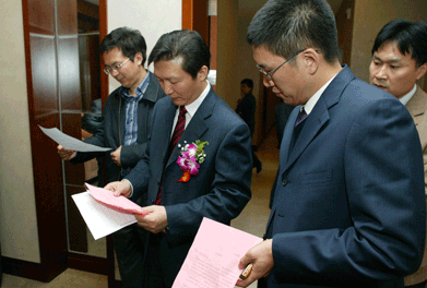 大會主席團推舉產(chǎn)生的監(jiān)票人中國質(zhì)量檢驗協(xié)會秘書長助理張明、總監(jiān)票人國家質(zhì)檢總局質(zhì)量司司長田世宏在仔細統(tǒng)計各項投票數(shù)據(jù)